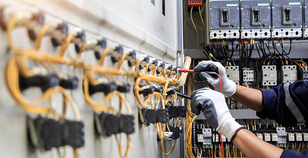 Professional Electrician technician working in Duenweg, MO